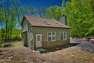 371 Underhill Dr, Tamiment, PA 18371