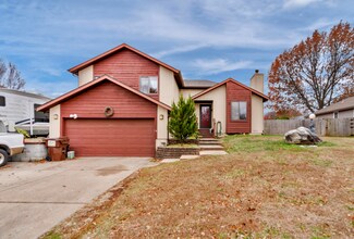 2907 S Scotts Ln, Springfield, MO 65807