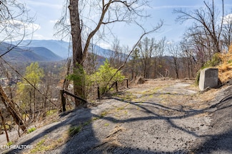 865 Highland Rd, Gatlinburg, TN 37738