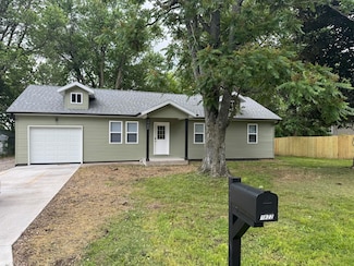 1922 S Village Ln, Bolivar, MO 65613