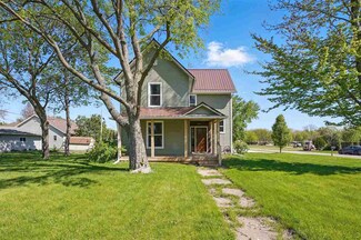 1026 E Adams St, Washington, IA 52353