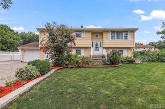 13 Dickerson Dr, Piscataway, NJ 08854