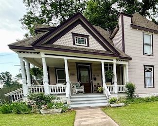 618 W Chestnut St, Denison, TX 75020