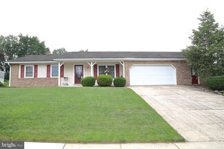 5 Knollwood Dr, Akron, PA 17501