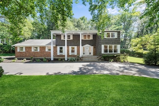 10 Hunting Hill Rd, Woodbury, NY 11797