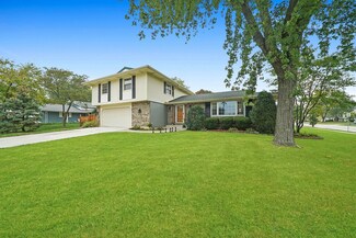 828 Harwich Ln, Schaumburg, IL 60194
