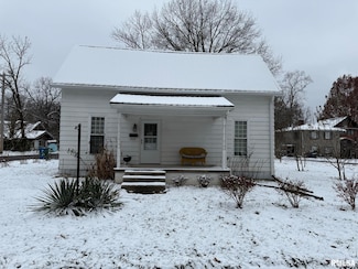 809 S Commercial St, Benton, IL 62812