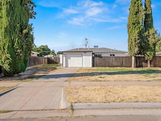 1028 W Holland Ave, Fresno, CA 93705