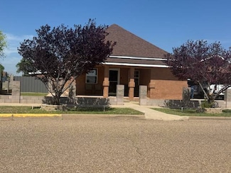 923 S Adams St, TucuMcAri, NM 88401