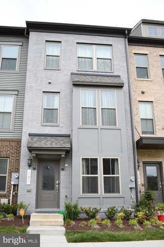 127 Capital Ct, Largo, MD 20774