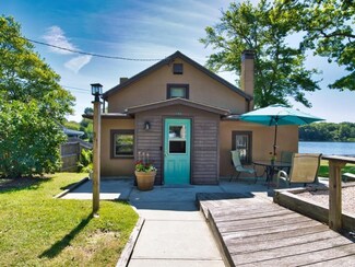 190 Pelletier Ln, Tiverton, RI 02878