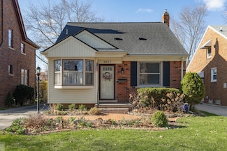 2057 Hawthorne Rd, Grosse Pointe Woods, MI 48236