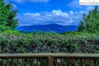 251 Crestview Ln, Sugar Mountain, NC 28604