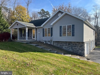 1032 Upland Dr, Fayetteville, PA 17222