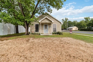 300 Bishop St, Smithville, TX 78957