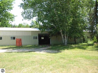 2041 S Clare Ave, Clare, MI 48617