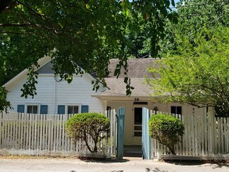 56 Vaughn St, Eureka Springs, AR 72632