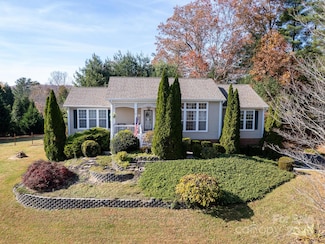 21 Old Applewood Ln, Hendersonville, NC 28739