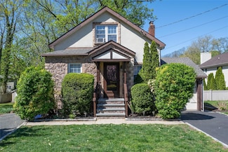 3 Woodmere Ave, Glenwood Landing, NY 11547