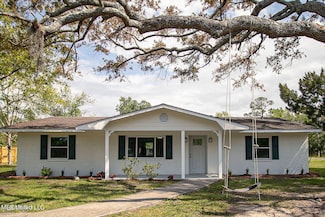 211 9th St, Bay St. Louis, MS 39520