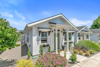 583 Coffee Ln, Ashland, OR 97520