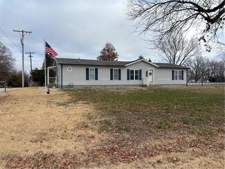 702 S Grove St, Yates Center, KS 66783