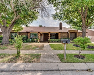 3016 Hilltop Dr, Euless, TX 76039