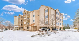 3801 Clubhouse Dr Unit 300, Champaign, IL 61822