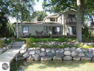 321 Green Acres Ln, Elk Rapids, MI 49629