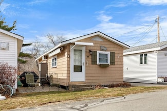 84 Acorn Rd, Hampton, NH 03842