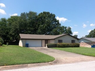 2805 Redbud St, Kilgore, TX 75662