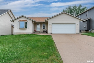 6939 Cresthill Dr, Davenport, IA 52806