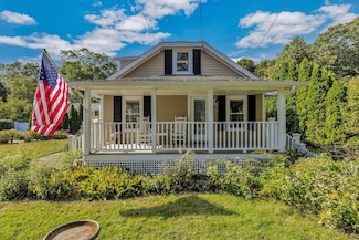 33 Oakwood Ave, Falmouth, MA 02540