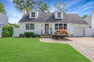38 Abbey St, Massapequa Park, NY 11762