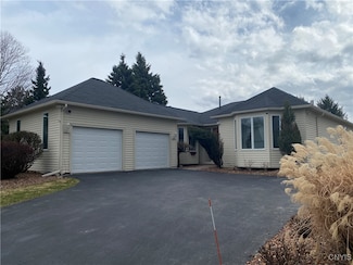 5177 Pointe Dr E, Jamesville, NY 13078