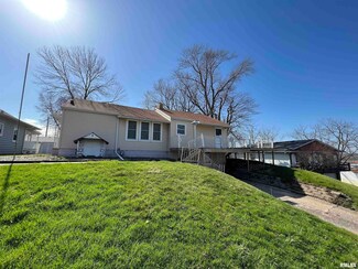 306 17th St, Silvis, IL 61282