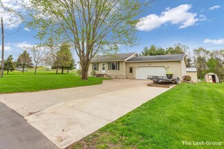 1102 N Edgewood St, Greenville, MI 48838