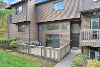 17 Timberline Dr, Nanuet, NY 10954