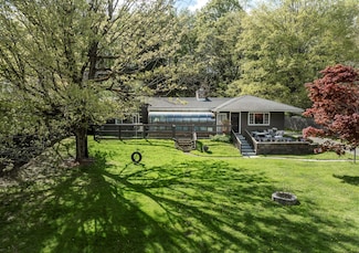119 W Hunns Lake Rd, Stanfordville, NY 12581