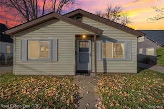 3004 Maplewood Dr, Fort Gratiot, MI 48059