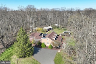 133 S Lake Rd, Thomasville, PA 17364