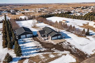 8530 Ridgeland Dr, Bismarck, ND 58503
