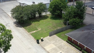 211 4th St, Sealy, TX 77474