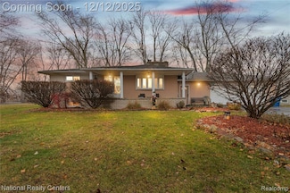 1481 Lochaven Rd, Waterford, MI 48327