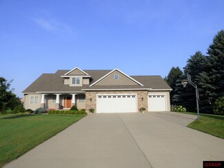 208 Country Club Dr, Mankato, MN 56001