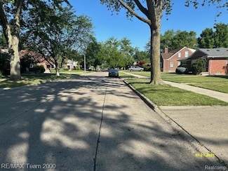 19703 Roscommon St, Harper Woods, MI 48225