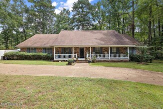 11 Rob Ln, Jackson, MS 39212