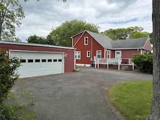 89 Manor Dr, Shirley, NY 11967