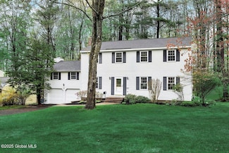 11 Pinewood Dr, Schenectady, NY 12302