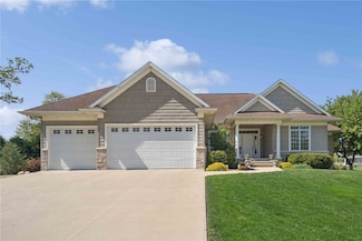 345 Oak Park Dr, Robins, IA 52328